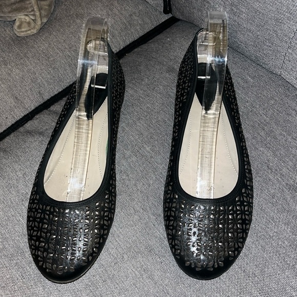 ECCO Black Touch Laser Cut Ballerina Leather flats Size 39
US Size 8 - Picture 2 of 6